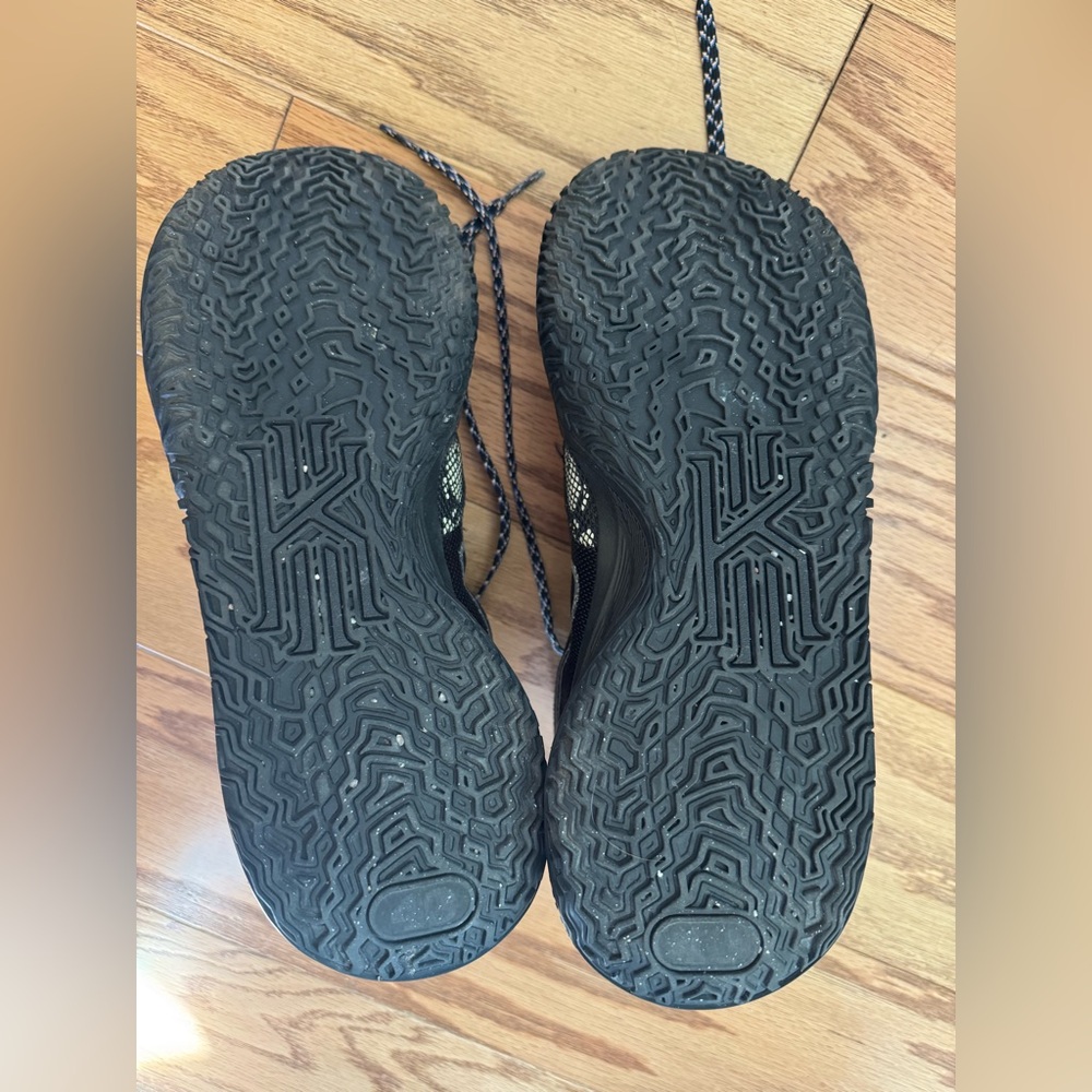 Nike Kyrie Men’s Basketball Shoes - Picture 7 of 10
